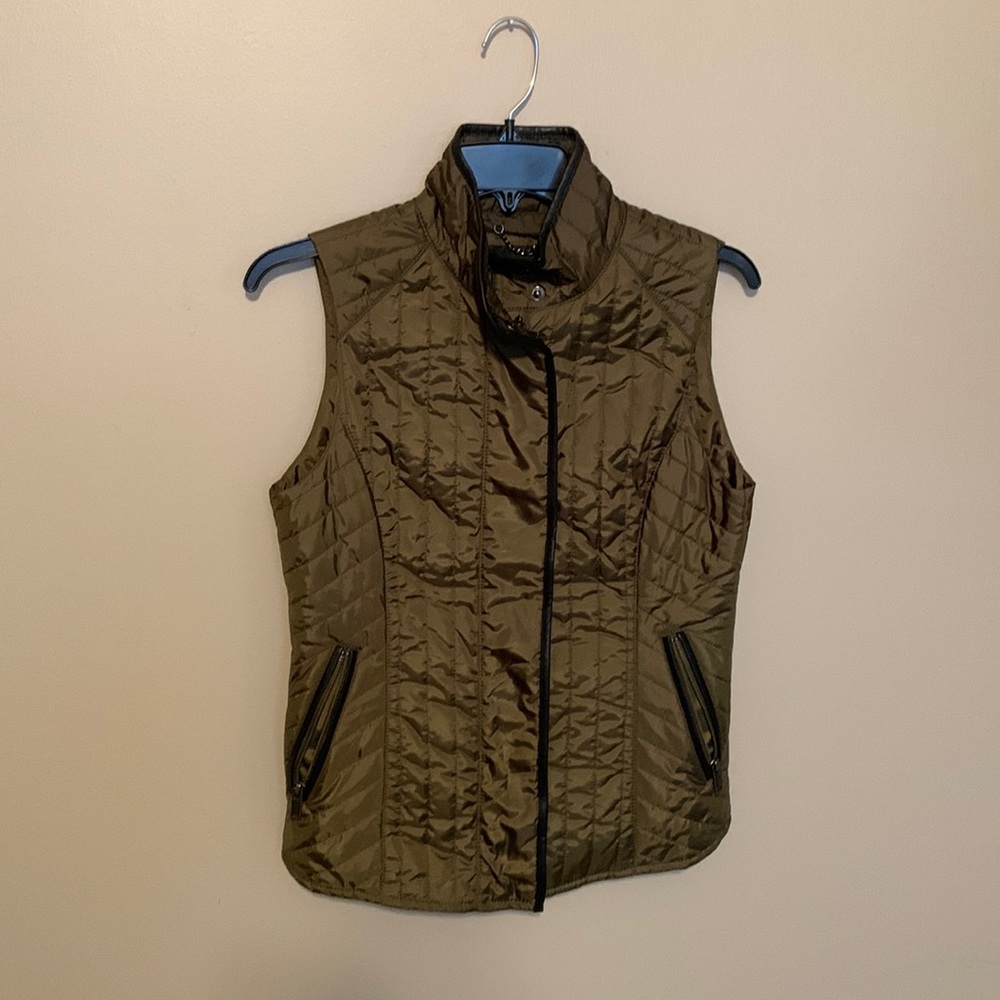 Banana republic dark olive vest with leather lining, zipper and buttons
